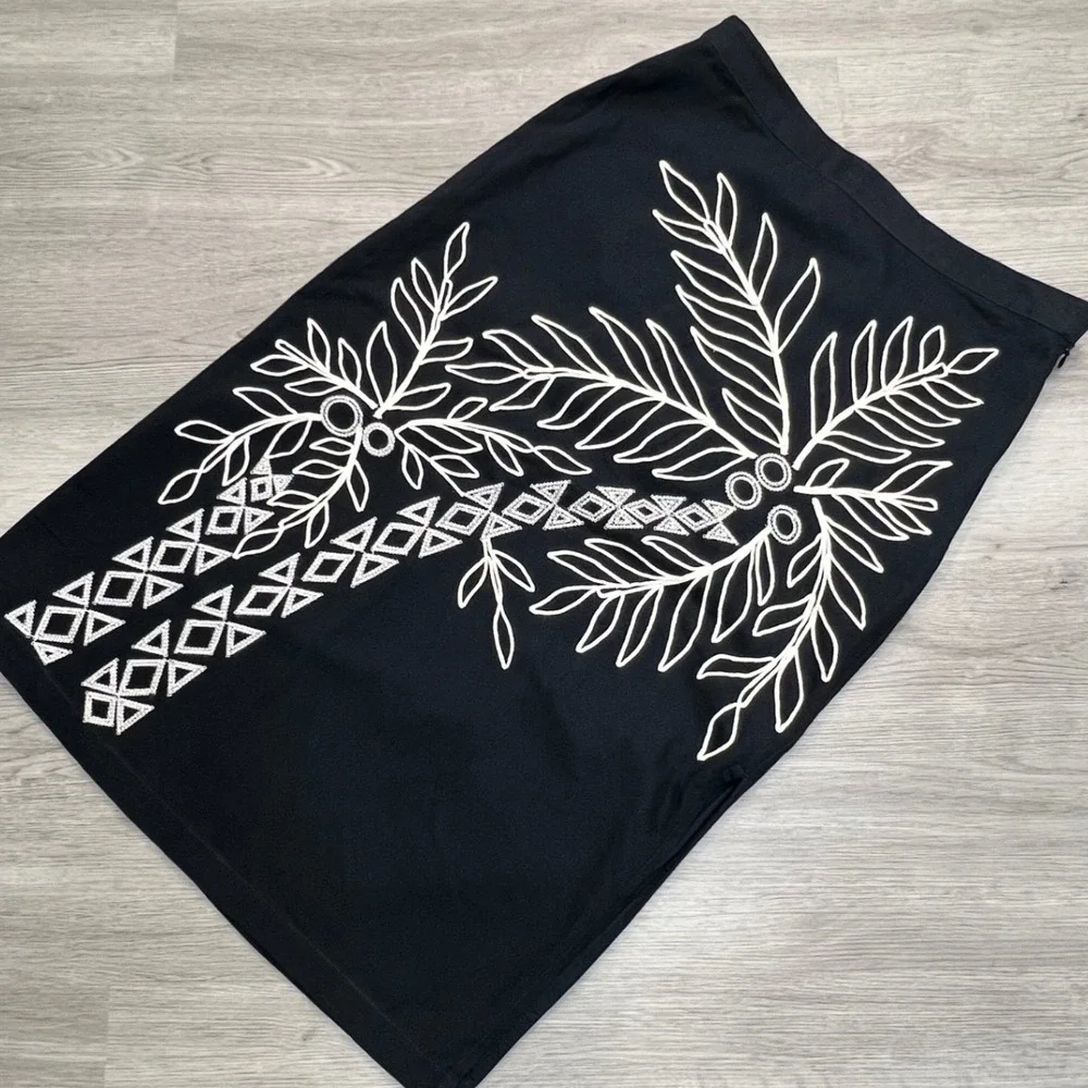 Maeve Anthropologie Black White Leaf Embroidered Pencil Skirt Size 12 NWT - Picture 1 of 10
